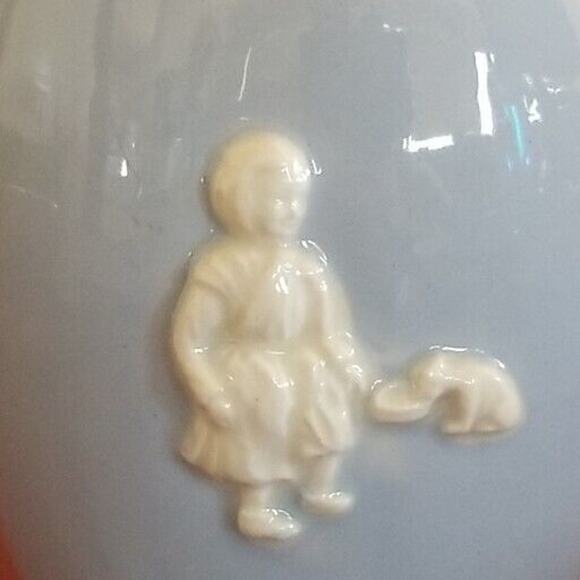 Vintage Victorian Style Ceramic Vase Made In Japan, In White And Blue, 1950s - Picture 6 of 14